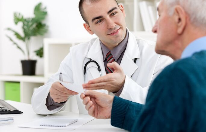 Dokter schreift Medikamenter fir Prostatitis