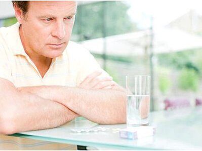 En eelere Mann gëtt fir Prostatitis behandelt