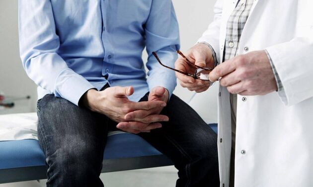 e Mann beim Dokter mat Symptomer vun Prostatitis